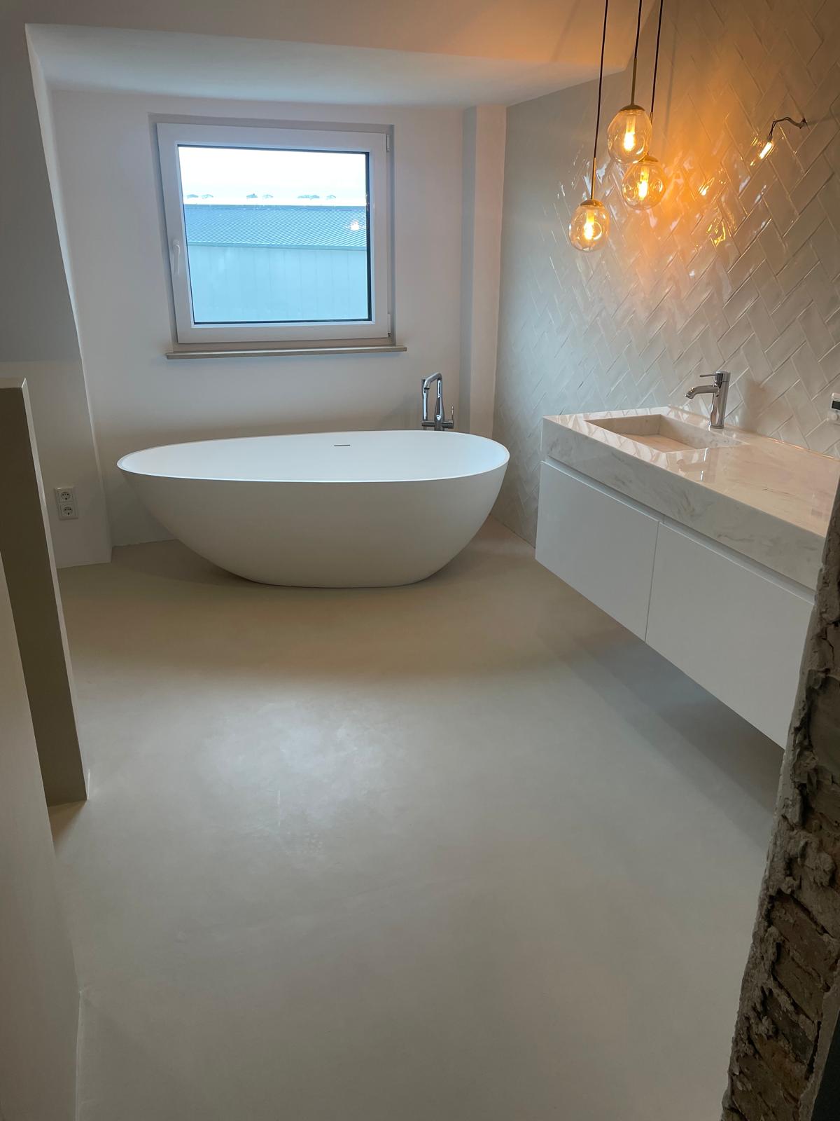 Badboden in Mikrozement mit freistehender Wanne